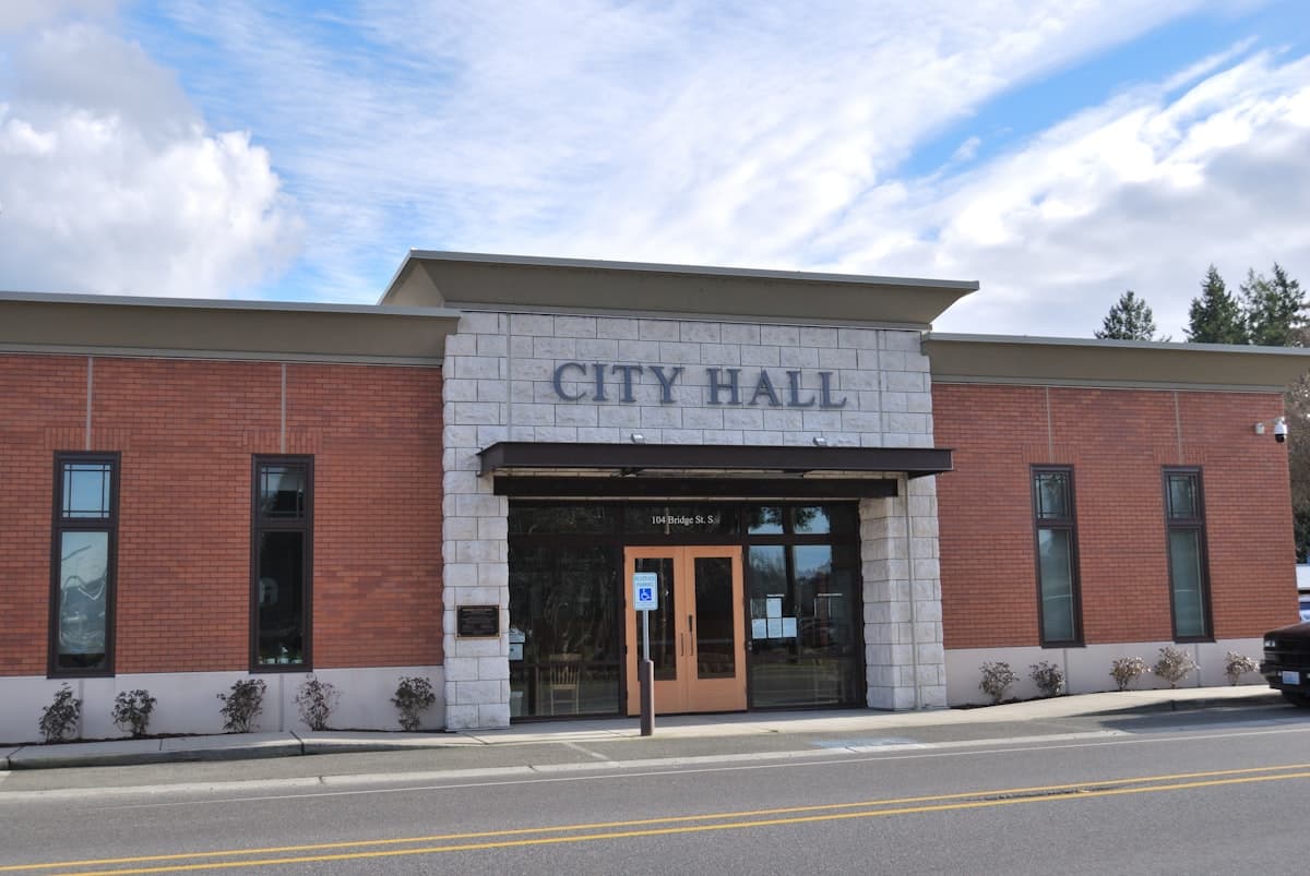 A brick building with a sign that says city hall